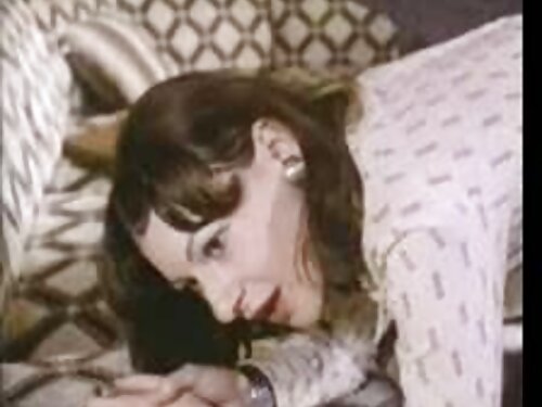 Молода показує прист ...