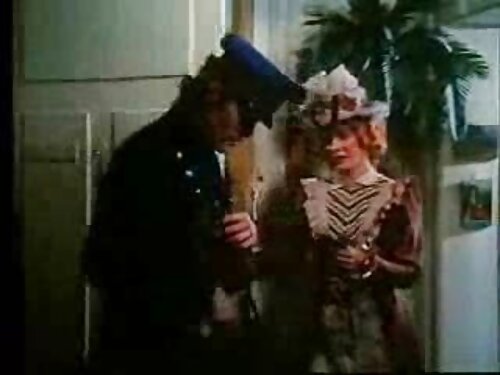 Хлопець підглядає за ...