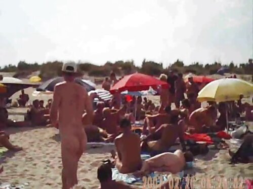 Мініатюрна брюнетка  ...