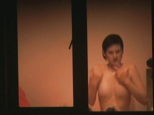 Красуня з великими с ...