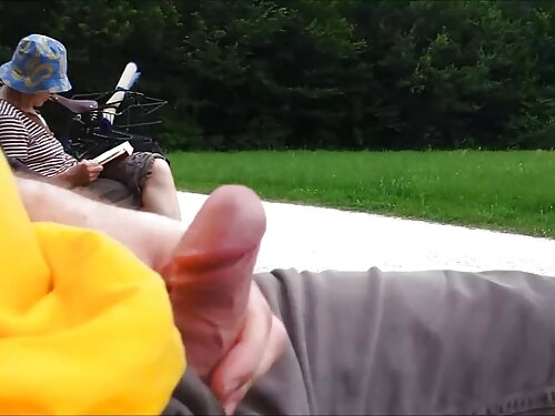 Чоловік лізе руками  ...