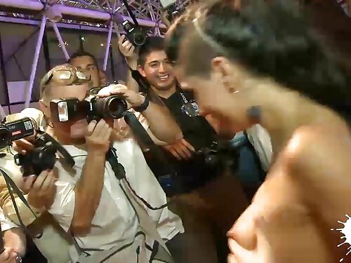 На дивані дві шалави ...