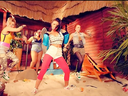 На тісній кухні літн ...