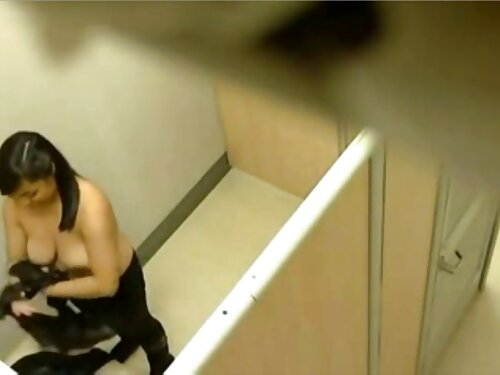 Лілі крутить попкою, ...