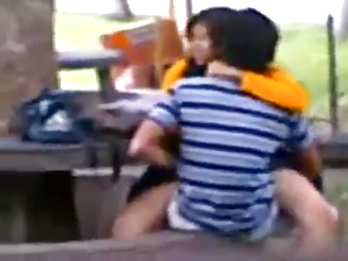 Молода блондинка сіл ...