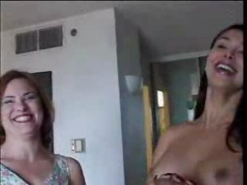 Молодий хлопець скач ...