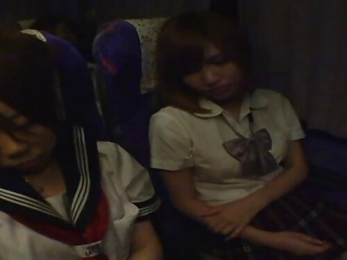 Чоловік сує палець у ...