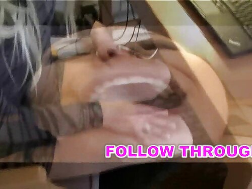 На дивані дівчина вл ...