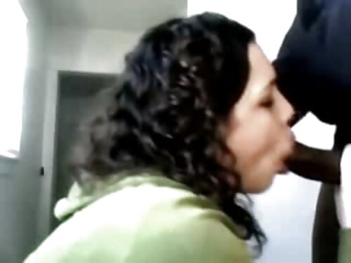 Молода дівчина розсу ...