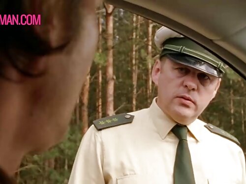 Красуня грає зі своє ...