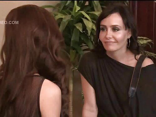 М'ясисті зрілі дійки ...