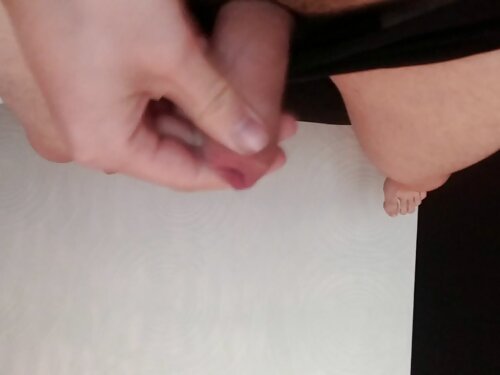 Хлопець колупається  ...