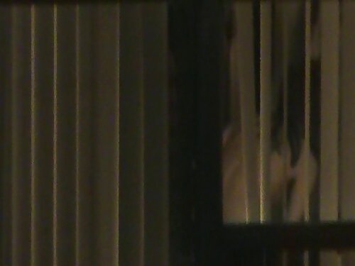 Хлопець сидить на гр ...