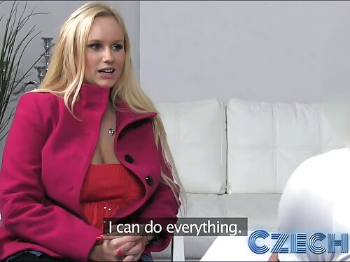 Красуня видає солодк ...