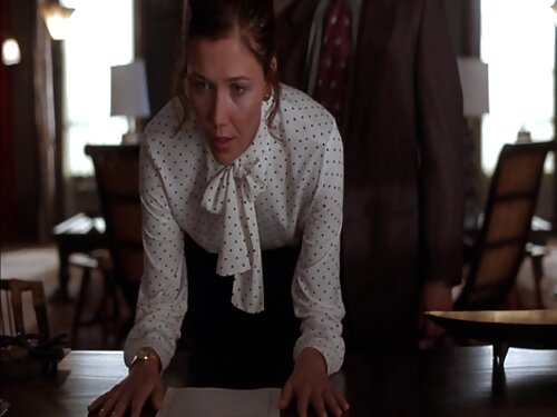 Молода дівчина показ ...