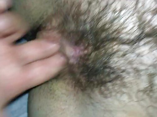 Чарівна брюнетка має ...